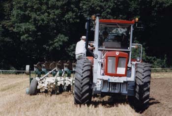 Schl&uuml;tertraktoren mit Gassnerpfl&uuml;ge auf Gut Rohrenfeld 2004